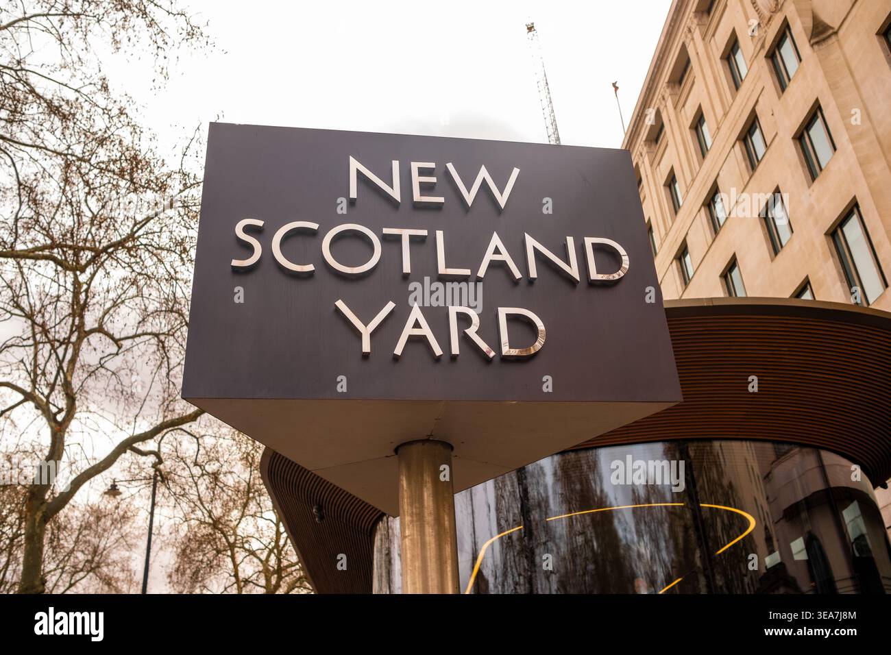 LONDRA - 13 MARZO 2026: New Scotland Yard firma Victoria Embankment Metropolitan Police HQ Londra Foto Stock