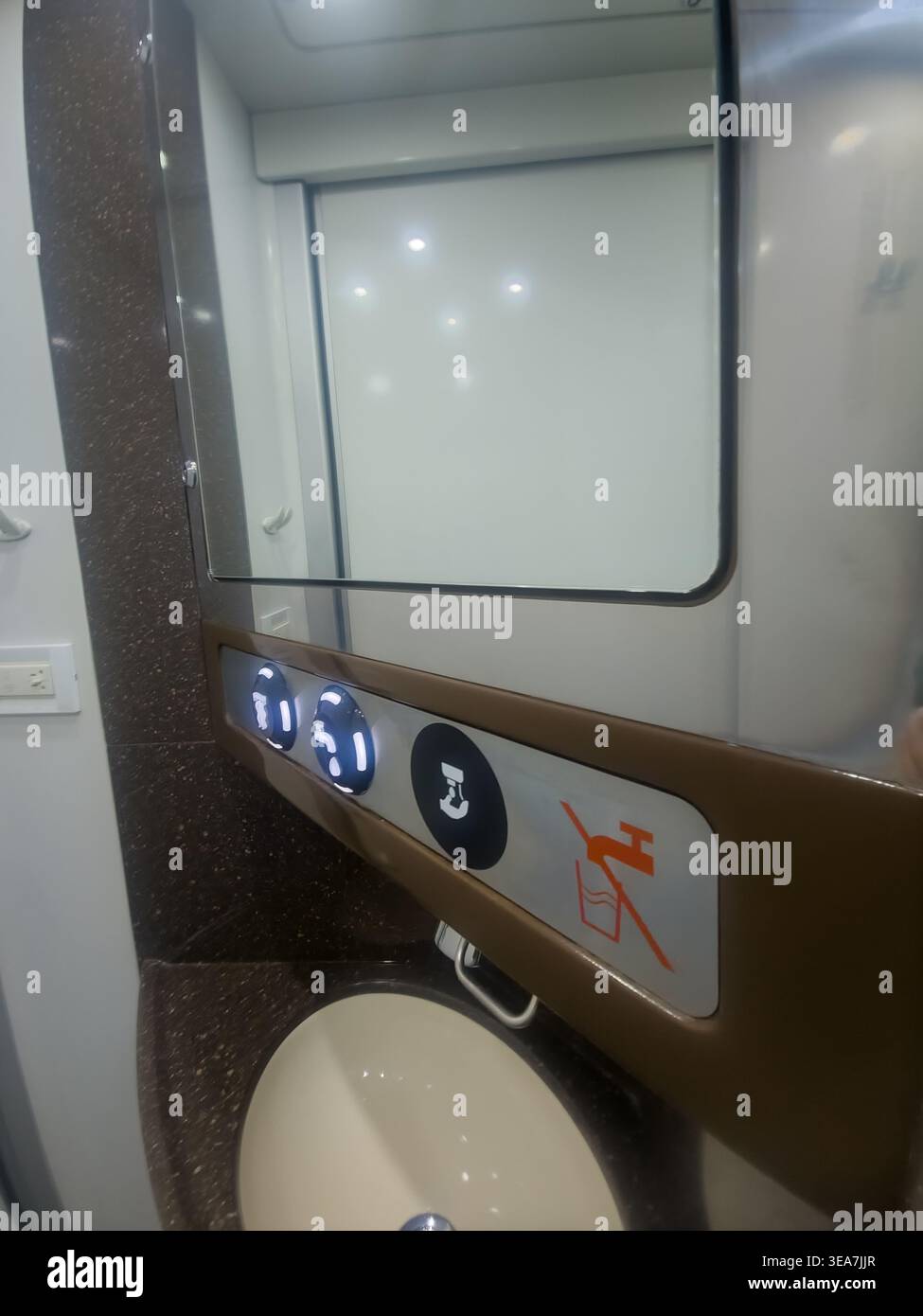 Lavabo, rubinetto, specchio e cartelli segnaletici per acqua non potabile Foto Stock