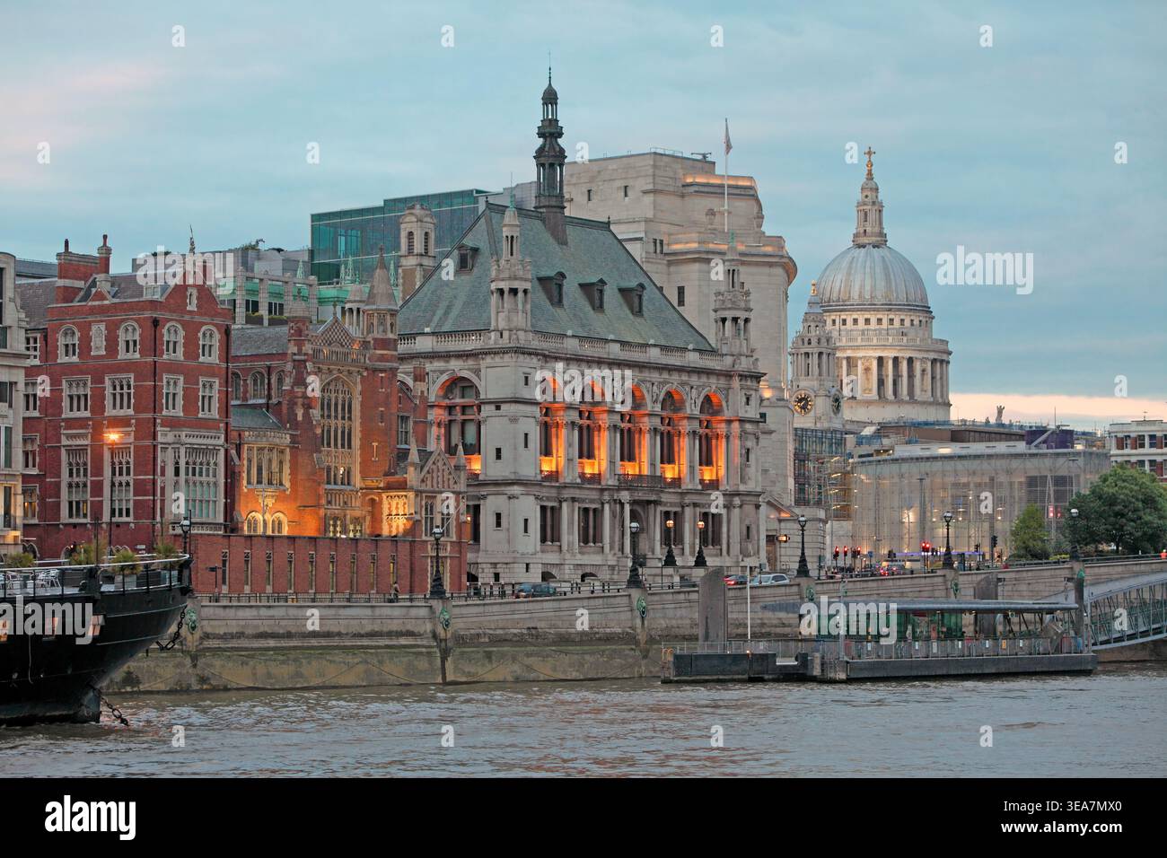 Vista dal Waterloo Bridge sul Tamigi agli edifici illuminati del Temple District e alla cattedrale di St. Paul' nella City di Londra, lo Foto Stock
