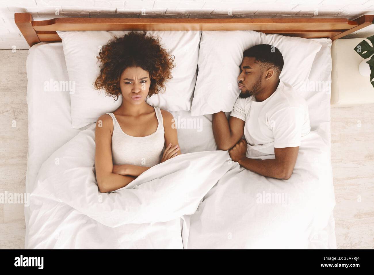 Coppia a letto che mostra sentimenti ed emozioni differenti nella loro relazione Foto Stock