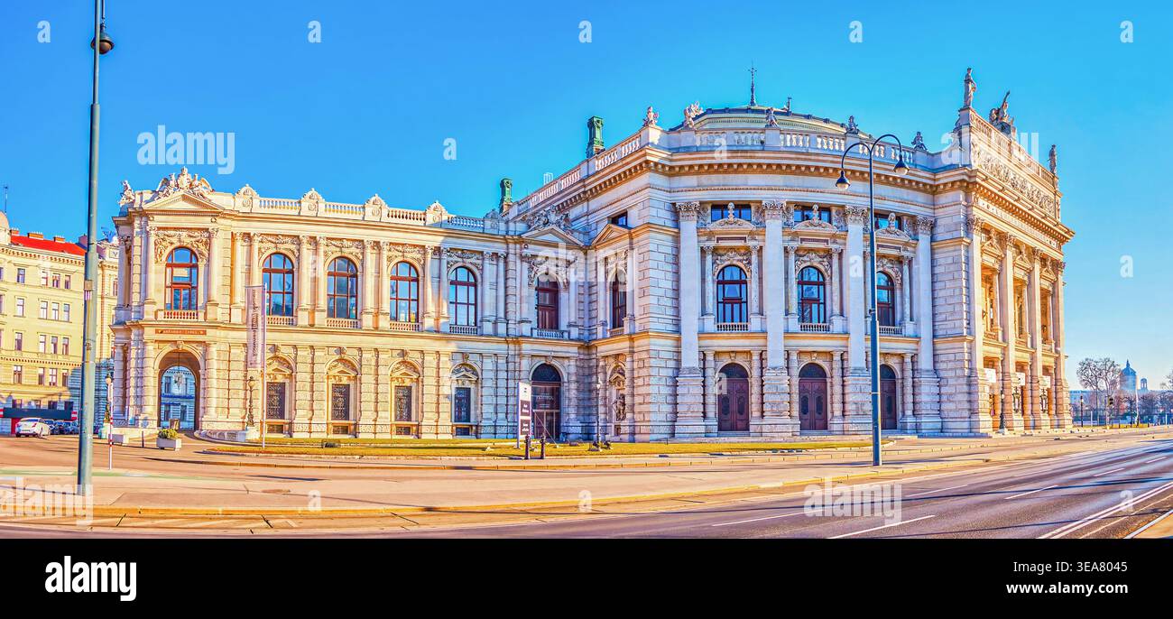 VIENNA, AUSTRIA - 17 FEBBRAIO 2019: Vista panoramica sul Burgtheater, lo storico Teatro Imperiale del viale Ringstrasse, il 17 febbraio a Vienna Foto Stock