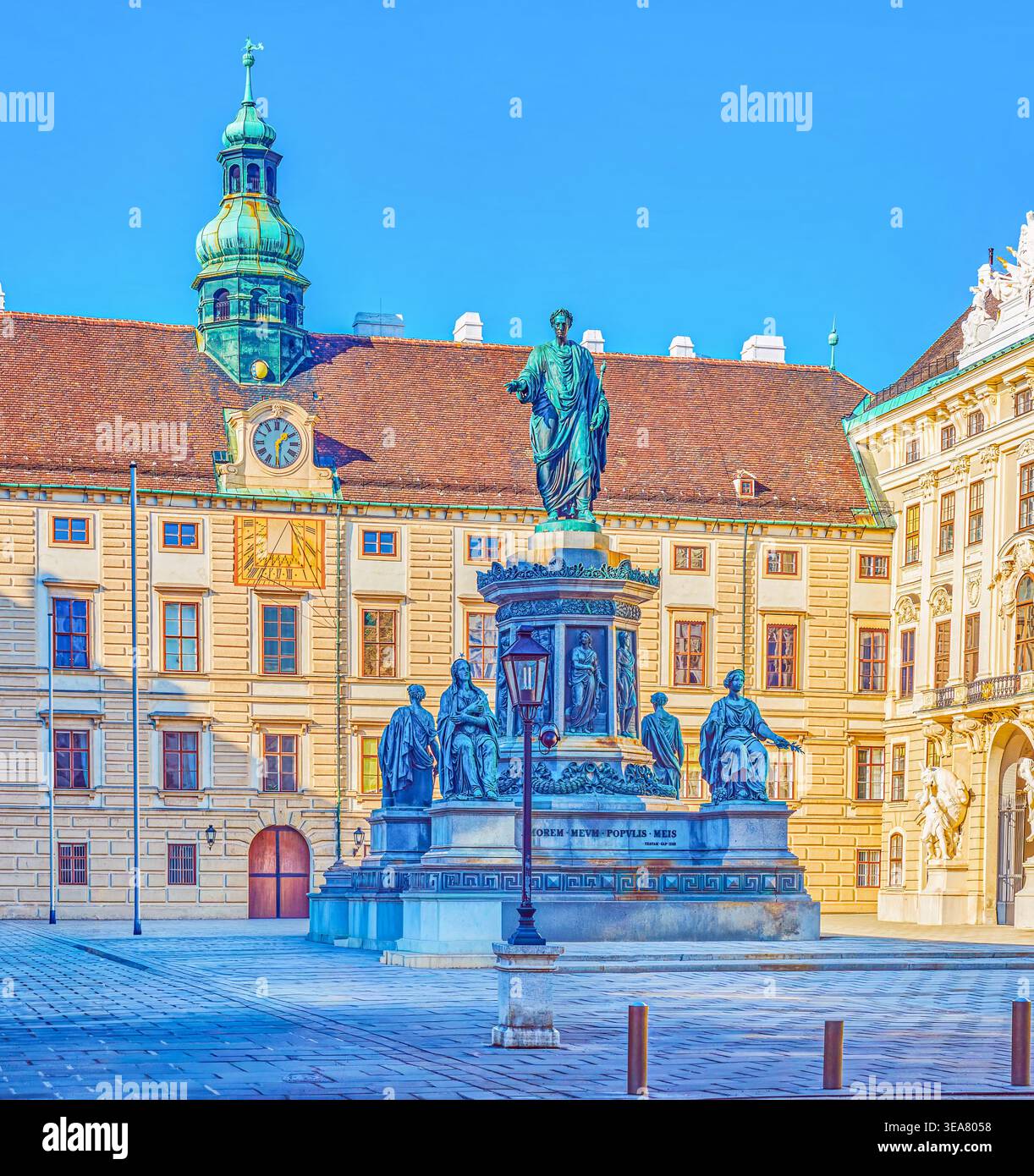 VIENNA, AUSTRIA - 17 FEBBRAIO 2019: L'affollata piazza Burgplatz interna al monumento a Kaiser Franze i di Hofburg, il 17 febbraio a Vienna, Austria Foto Stock