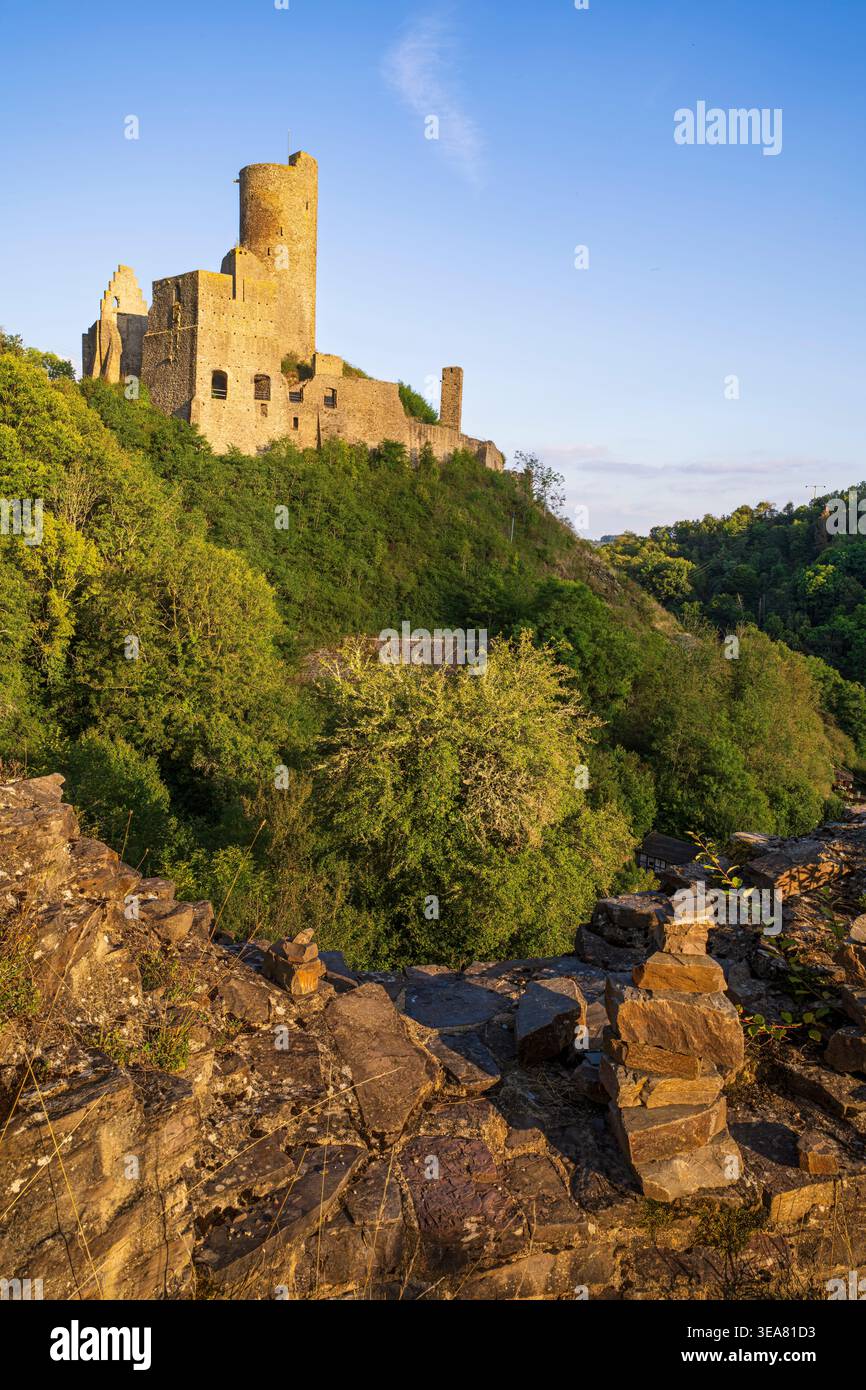 Vista del castello di Löwenburg, Monreal, distretto di Mayen-Coblenza, Renania-Palatinato, Germania Foto Stock