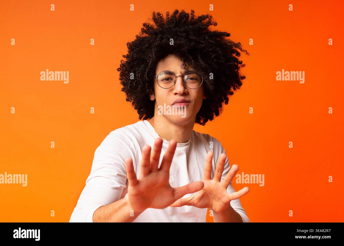 Un uomo nero carino che sventola le mani come un mago Foto Stock