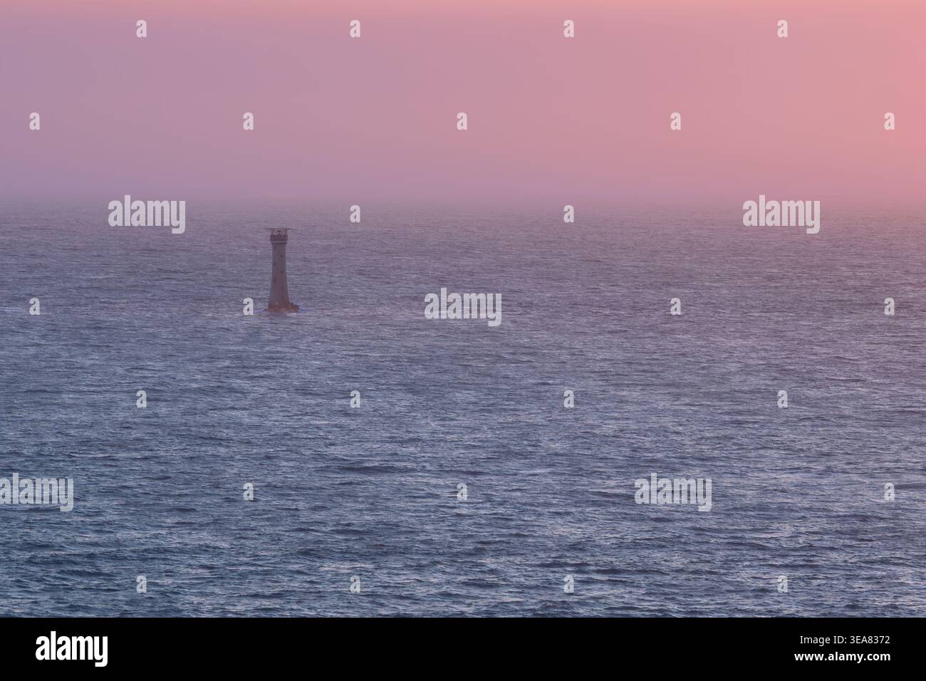 Ambiente oceanico minimalista con delicate tonalità pastello e silhouette distante del faro in nebbia. Composizione calma e atmosfera che simboleggia la solitudine. Foto Stock
