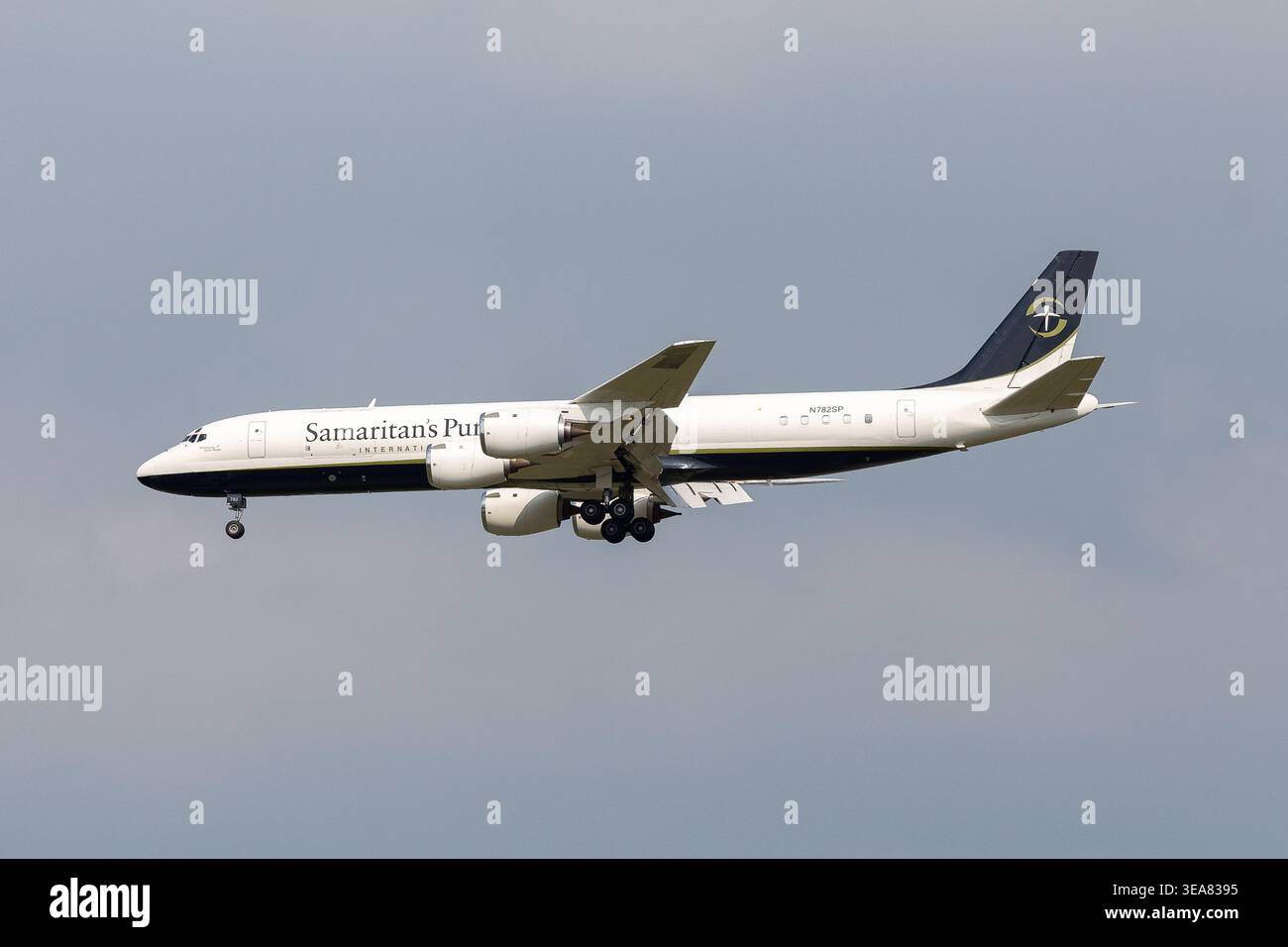 Douglas DC-8-72CF, identificato dal numero di registrazione N782SP, operato dalla Samaritan's Purse che atterra all'aeroporto di Incheon, Corea Foto Stock