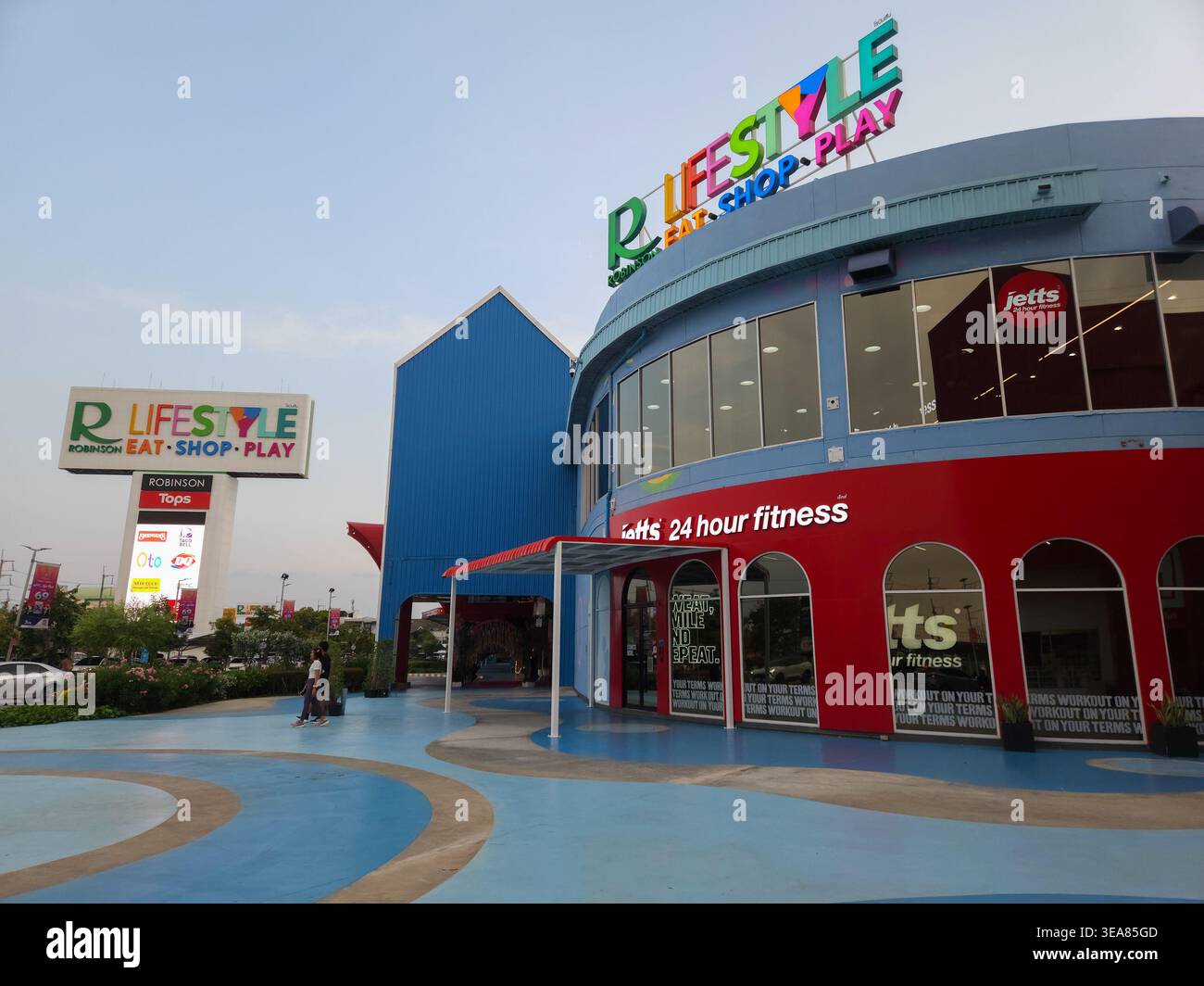 Il panorama grandangolare cattura la facciata architettonica moderna del centro commerciale Robinson Lifestyle Chalong a Phuket, Thailandia. Sulla r Foto Stock