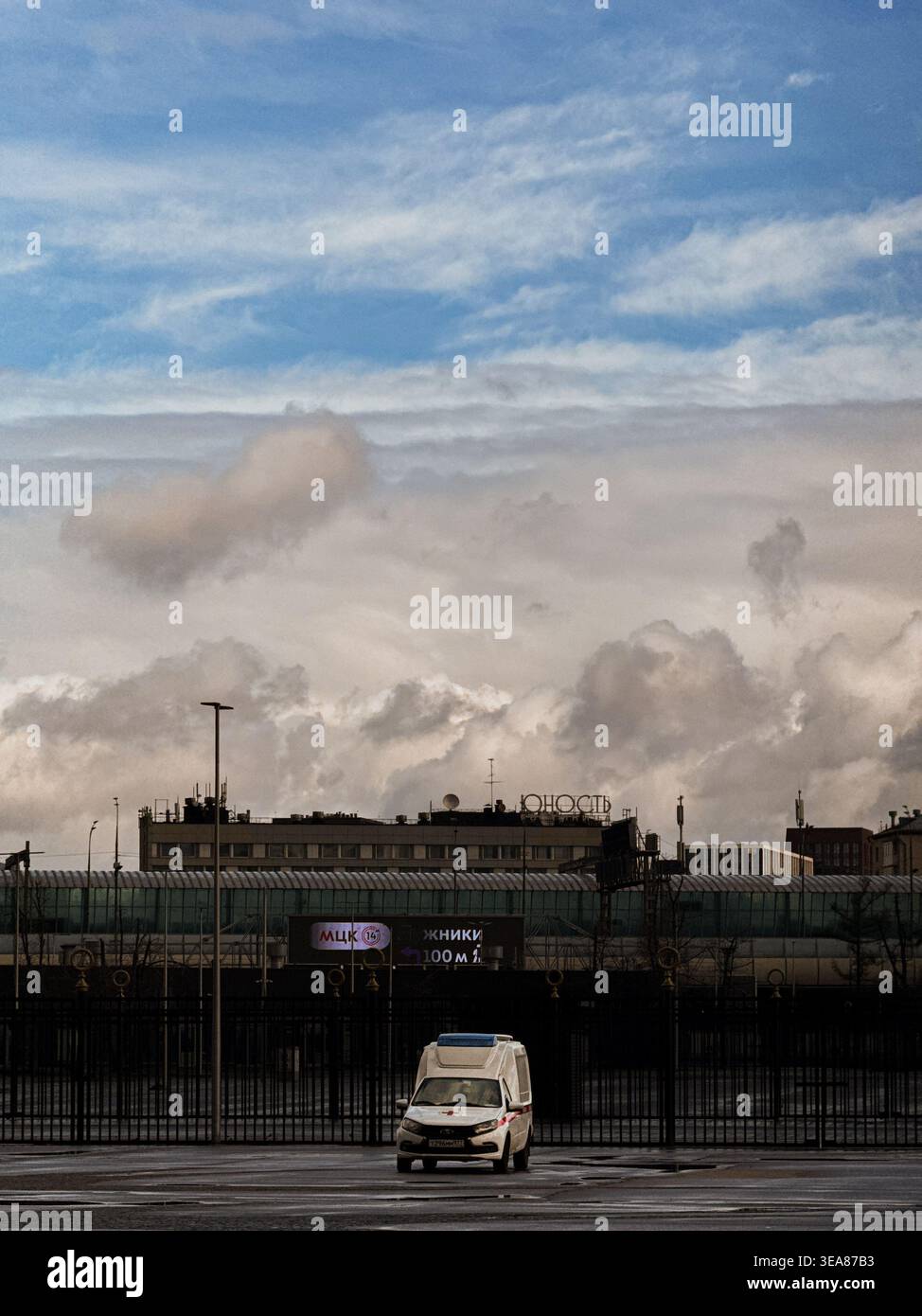 Ambulanza in uno spazio vuoto con cielo nuvoloso Foto Stock