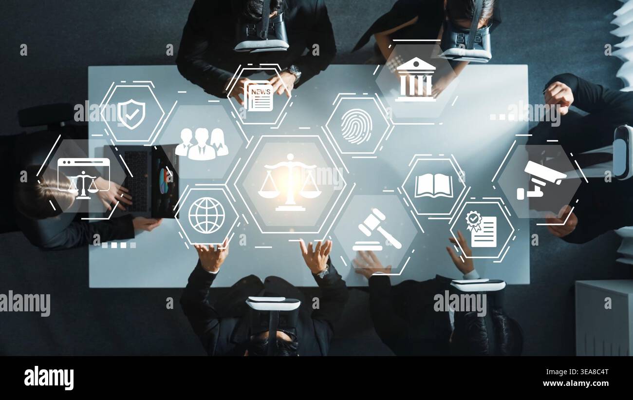 Riunione aziendale collaborativa con icone legali e finanziarie che rappresentano giustizia, tecnologia, governance e conformità in un ambiente di ufficio moderno Foto Stock
