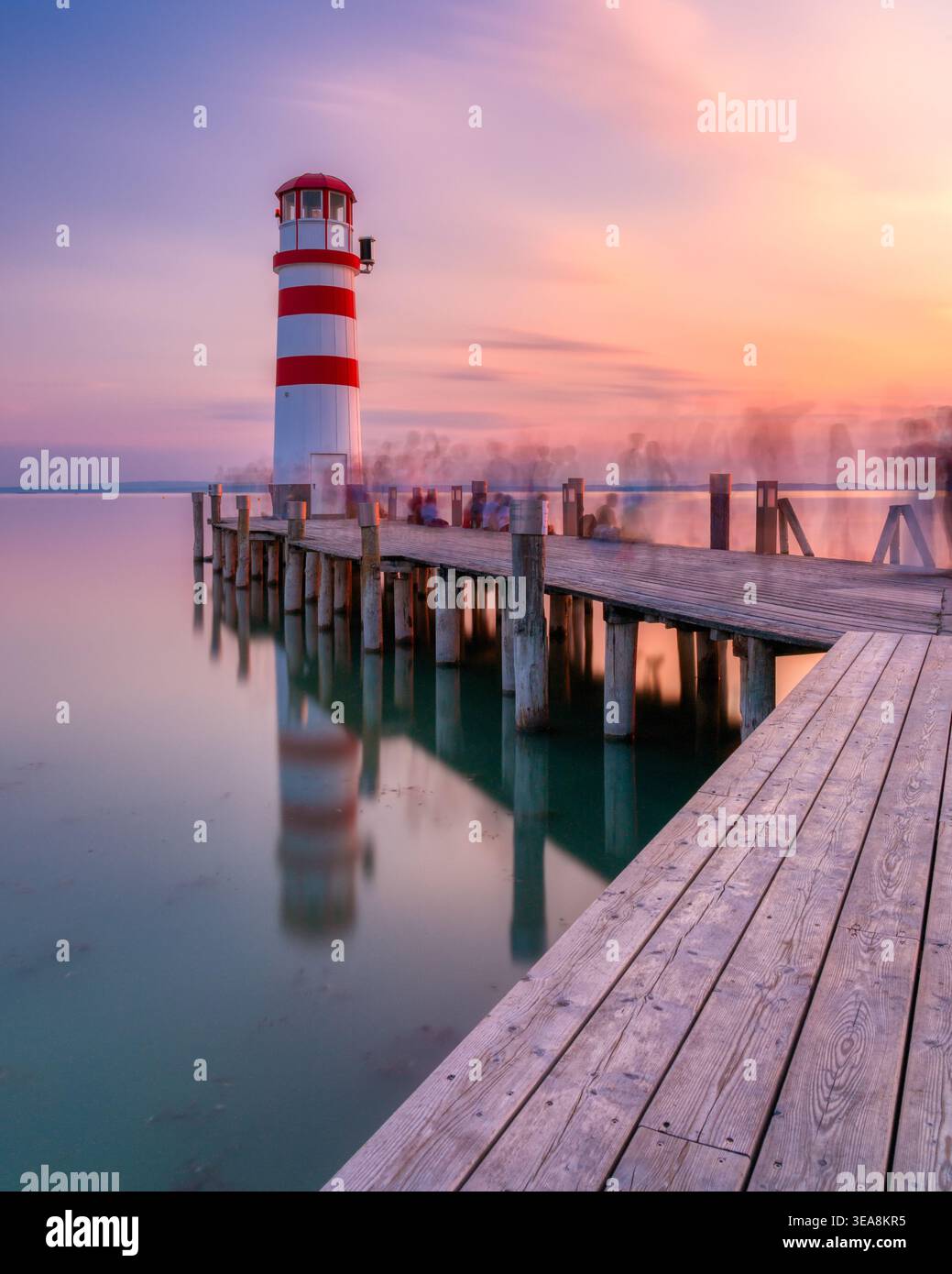 Faro di Podersdorf e molo in legno al tramonto sul lago Neusiedl, Austria. Foto Stock