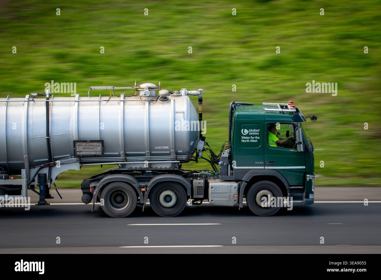 Unità motrice Volvo FM HGV United Utilities per il trasporto di autocisterna, autostrada M65, Altham, Lancashire, Inghilterra. Foto Stock