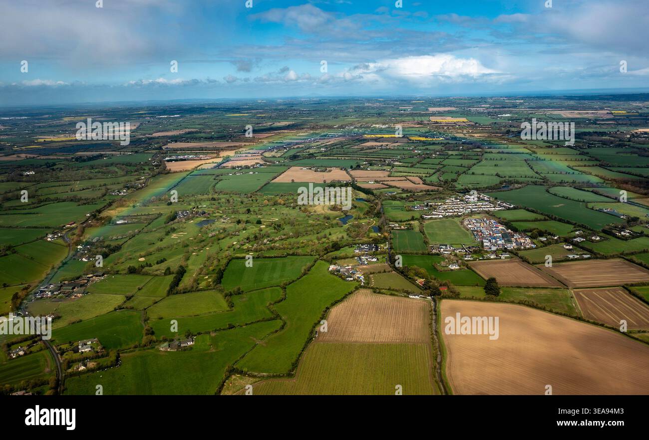 Vista aerea del verde paesaggio agricolo e dei campi di patchwork della contea di Dublino, Irlanda, poco dopo il decollo dall'aeroporto di Dublino. Foto Stock