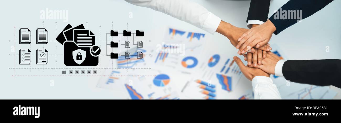 Una riunione aziendale collaborativa incentrata sulla sicurezza dei dati, con diverse icone dei documenti e grafici analitici dettagliati, simboleggianti Foto Stock