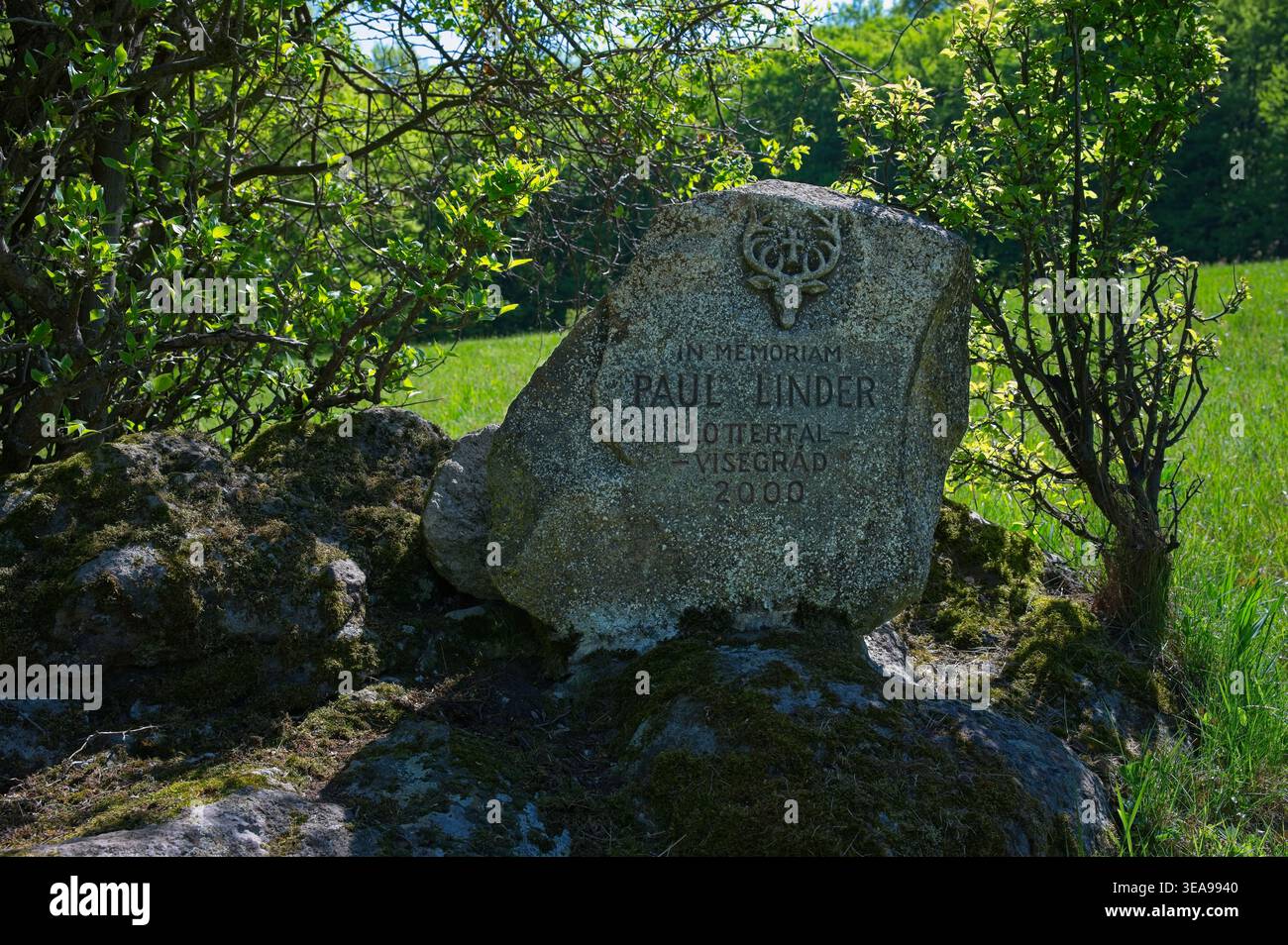 VISEGRAD, UNGHERIA - 18 APRILE 2026: Pietra commemorativa di Paul Linder (1924-2000) sui Monti Visegrad. Monumento locale con un'icona a testa di cervo scolpita. Foto Stock