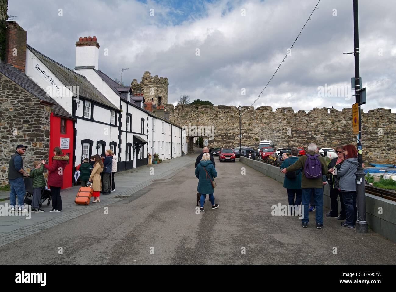 Lower Gate Street si trova nella città mercantile di Conwy (Galles). Le mura e il vicino castello furono costruiti da Edoardo i d'Inghilterra tra il 1283 e il 1289. Foto Stock