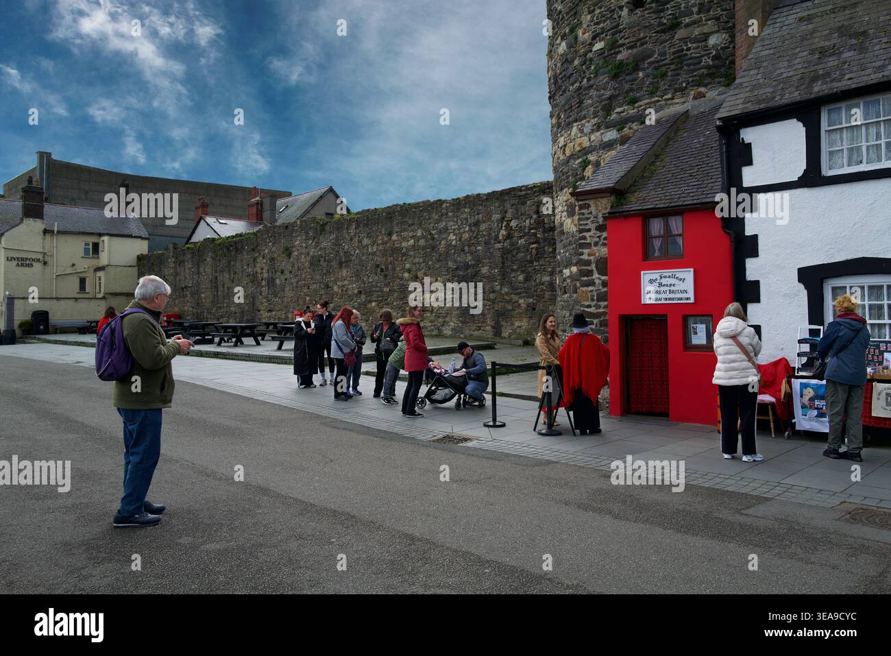 Lower Gate Street si trova nella città mercantile di Conwy (Galles). Le mura e il vicino castello furono costruiti da Edoardo i d'Inghilterra tra il 1283 e il 1289. Foto Stock