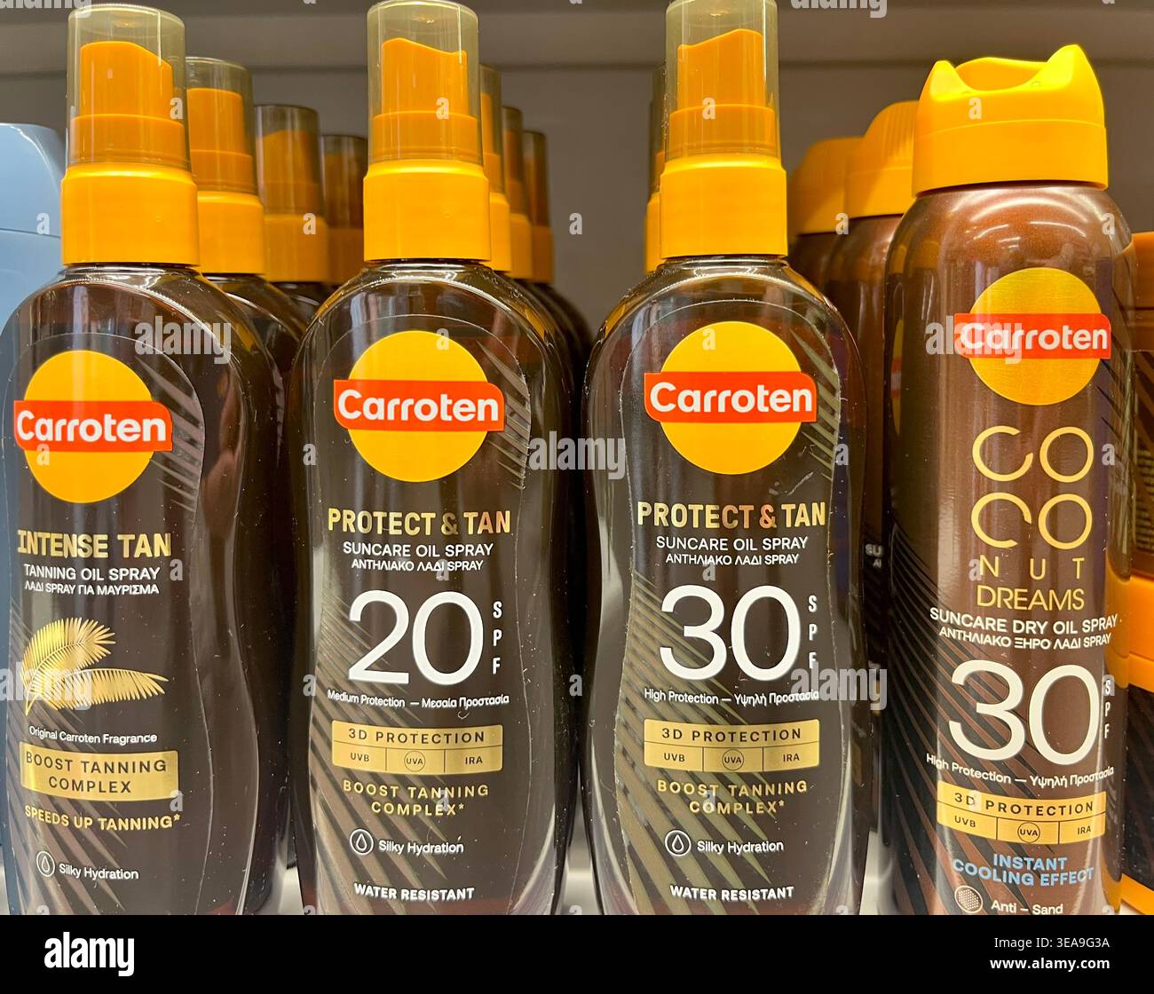 Carroten Protect e tan olio solare spray abbronzante prodotti di crema abbronzante confezionati in negozio, concetto di shopping estivo Foto Stock