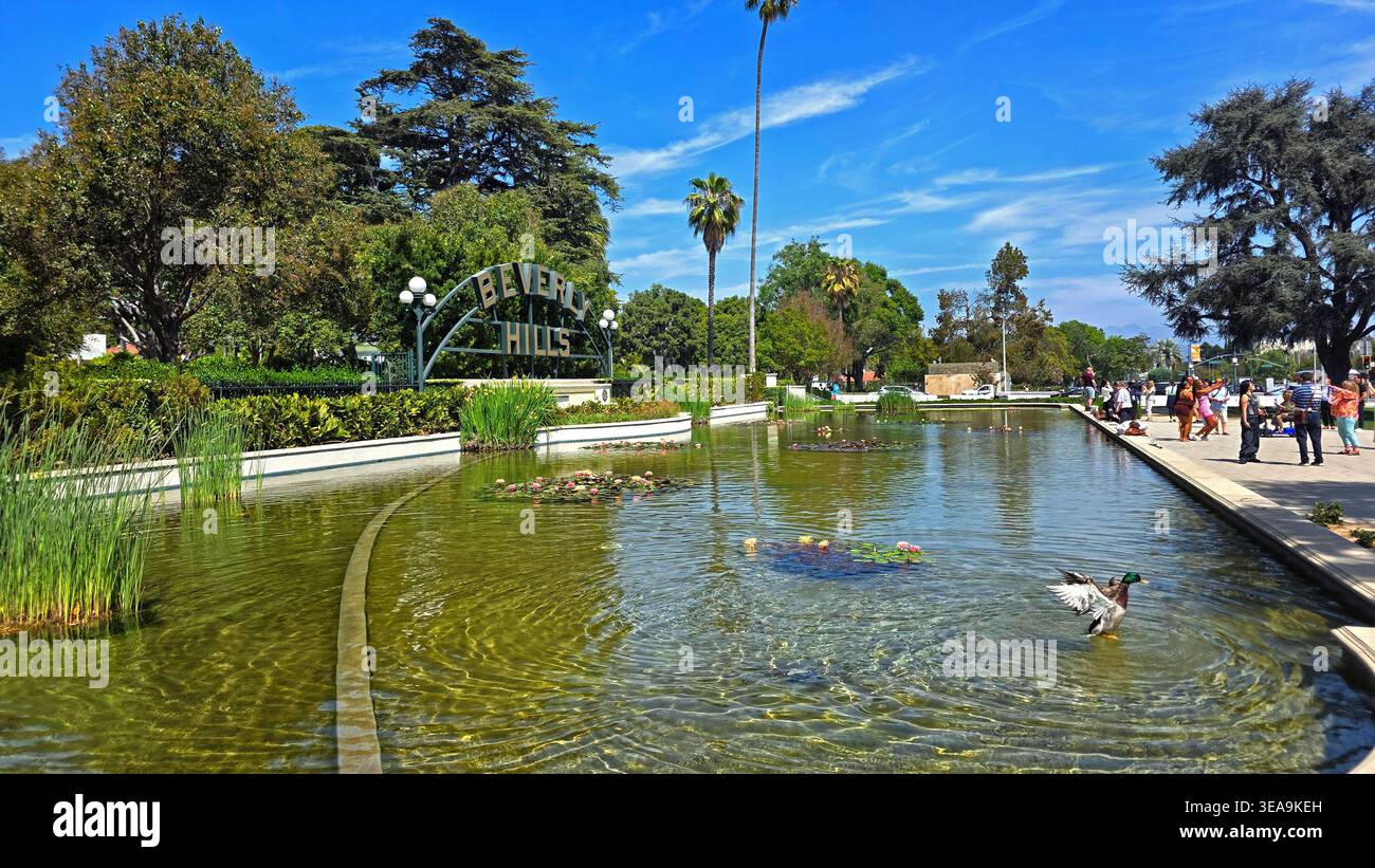 Beverly Hills, Stati Uniti, 26 marzo 2026 - insegna Beverly Hills presso Scenic Lily Pond. Foto Stock