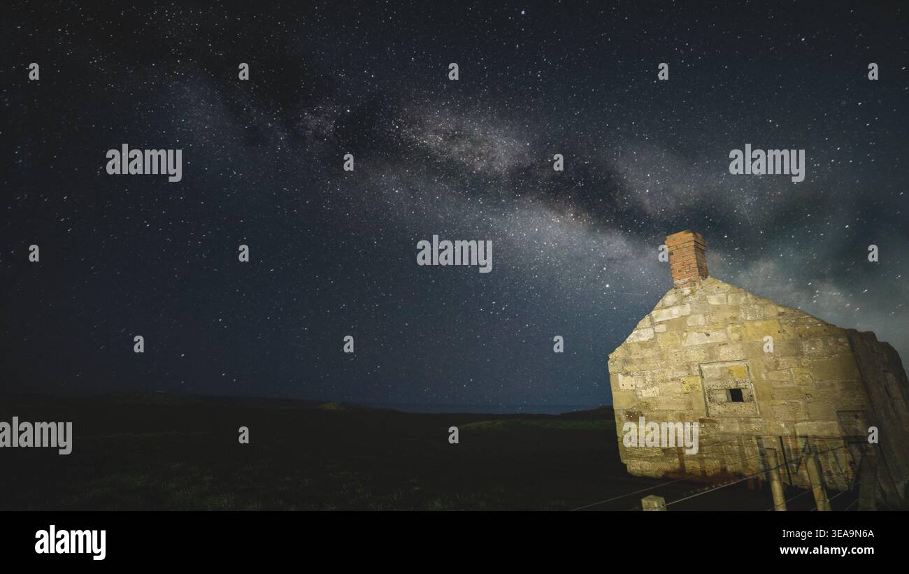 Milky Way Core Rising above the Druridge Pillbox, Druridge Bay, Northumberland, aprile 2026 Foto Stock