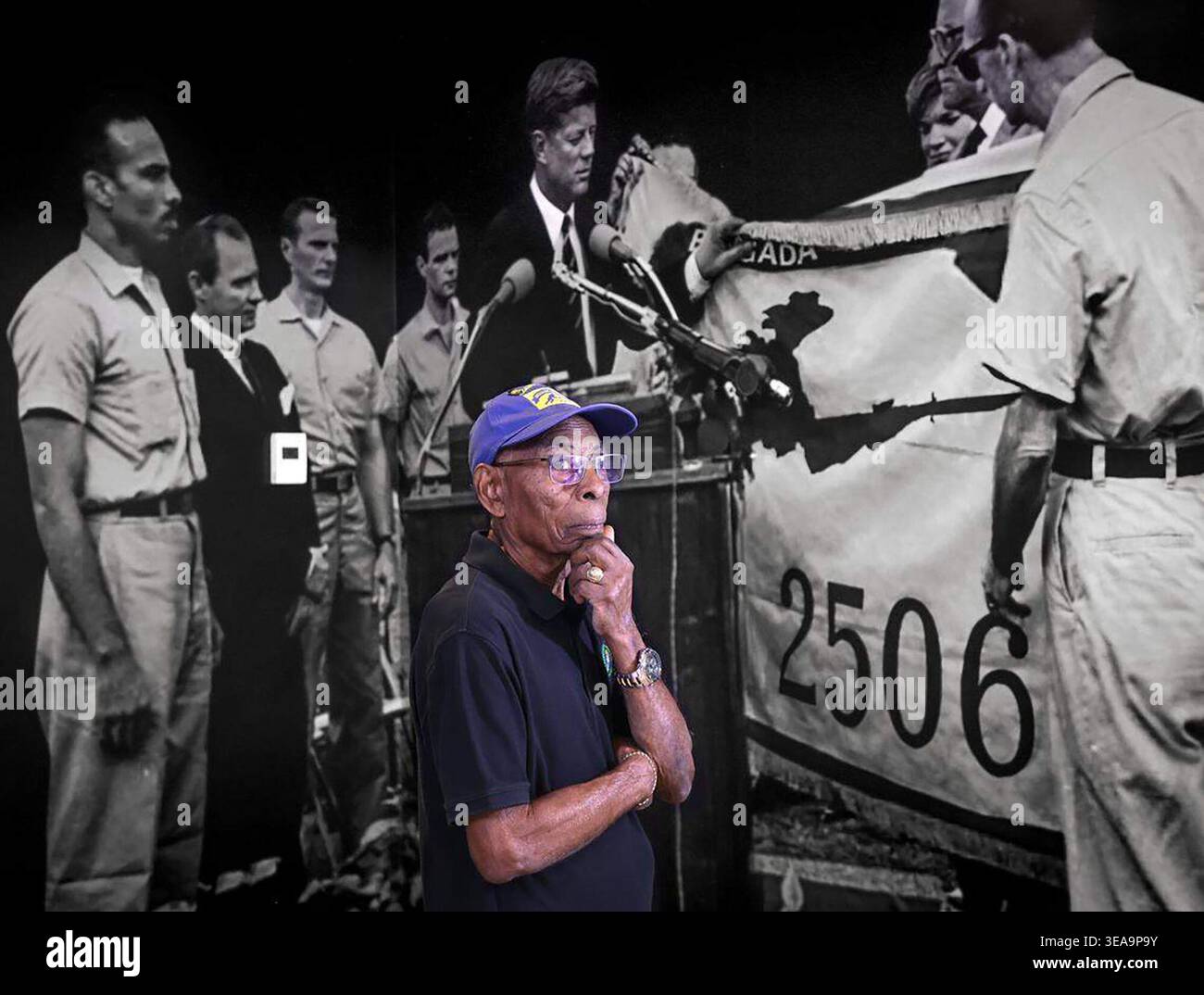 Il veterano della Bay of Pigs Santiago Joht, 88 anni, dà una prima occhiata alle mostre all'interno del nuovo museo Bay of Pigs Brigade 2506 di 000 metri quadrati nel quartiere Little Havana di Miami il 15 aprile 2026. Il museo onora i combattenti cubani in esilio che hanno partecipato al fallito tentativo di invasione del 1961 per rovesciare il governo di Fidel Castro. (Foto di Carl Juste/TNS/Sipa USA) Foto Stock