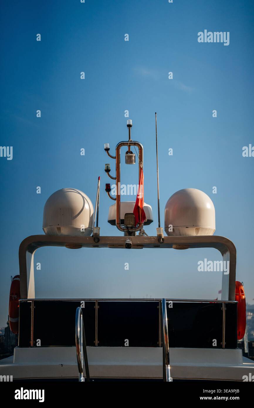 Dettaglio dei dettagli degli attrezzi di sicurezza. Attrezzature marittime lucidate con caratteristiche di sicurezza Foto Stock