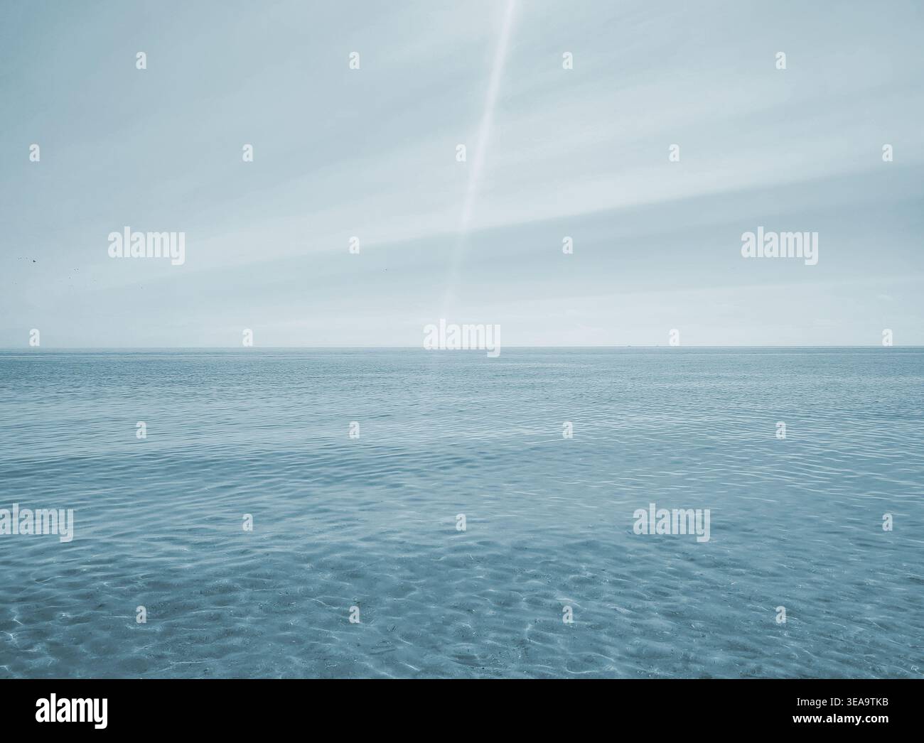 Vista sul mare. Mare superficie liscia del mare blu e del cielo blu. Vista mare astratta. Paesaggio marino. Skyline. Sfondo naturale. Sfondo naturale. Nessuno. Il sole risplende. Clima calmo e soleggiato. Piccole onde Foto Stock