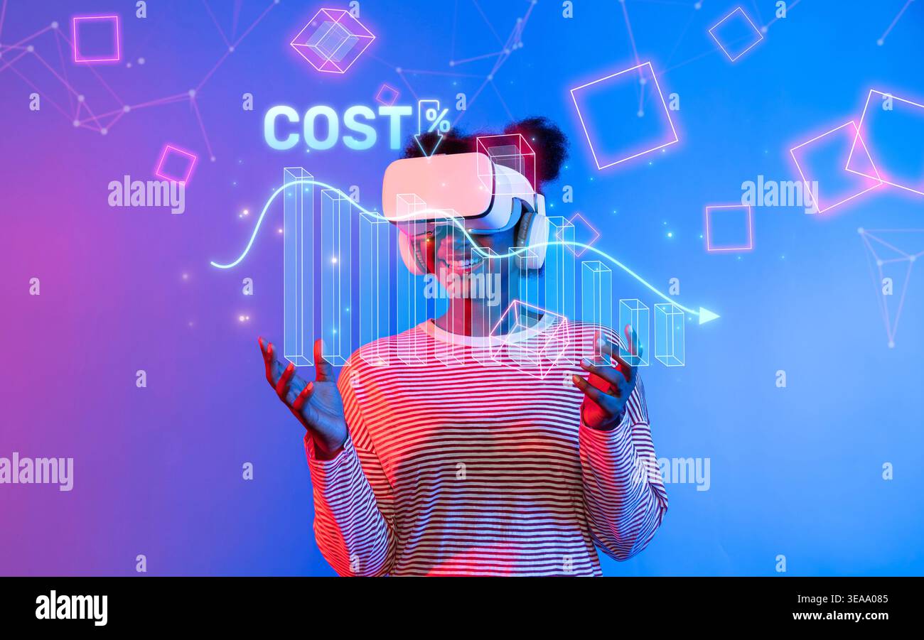 Una donna si impegna con la tecnologia della realtà virtuale, esplorando strategie di riduzione dei costi circondate da dati digitali ed elementi visivi astratti Foto Stock