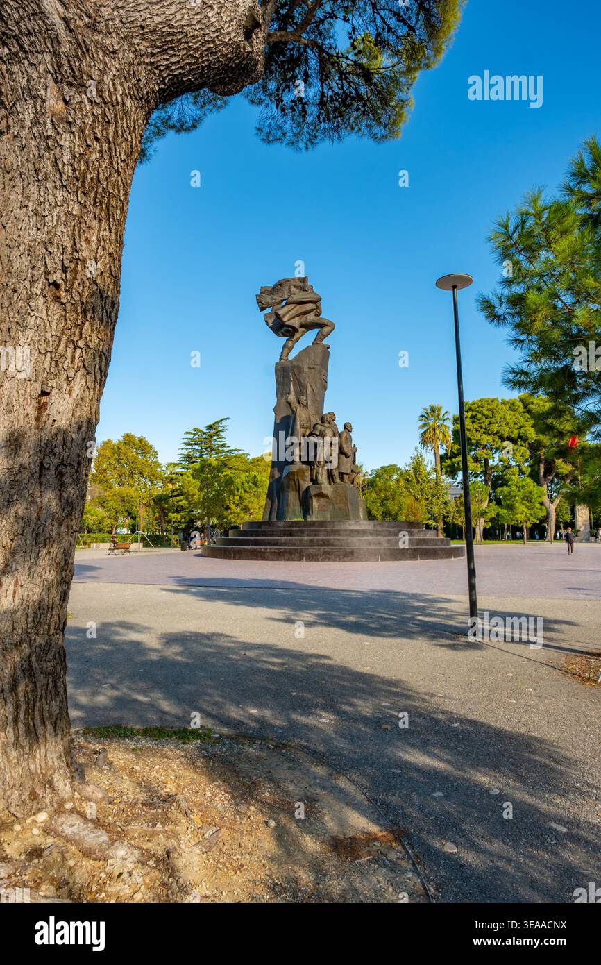 Il Monumento all'indipendenza di Valona si trova sulla Piazza della bandiera e commemora l'indipendenza albanese dall'Impero Ottomano. Foto Stock