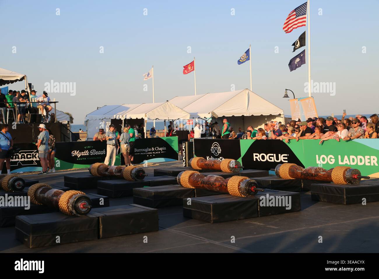 La scala di tronchi è pronta per gli atleti che gareggiano al World's Strongest Man 2023 di Myrtle Beach, South Carolina, Stati Uniti Foto Stock