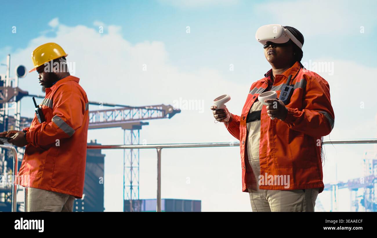 Tecnici di perforazione offshore che monitorano le operazioni utilizzando occhiali di protezione VR, che eseguono la manutenzione. Il team di progettazione dei carri di perforazione esamina le operazioni energetiche utilizzando la tecnologia di realtà virtuale Foto Stock