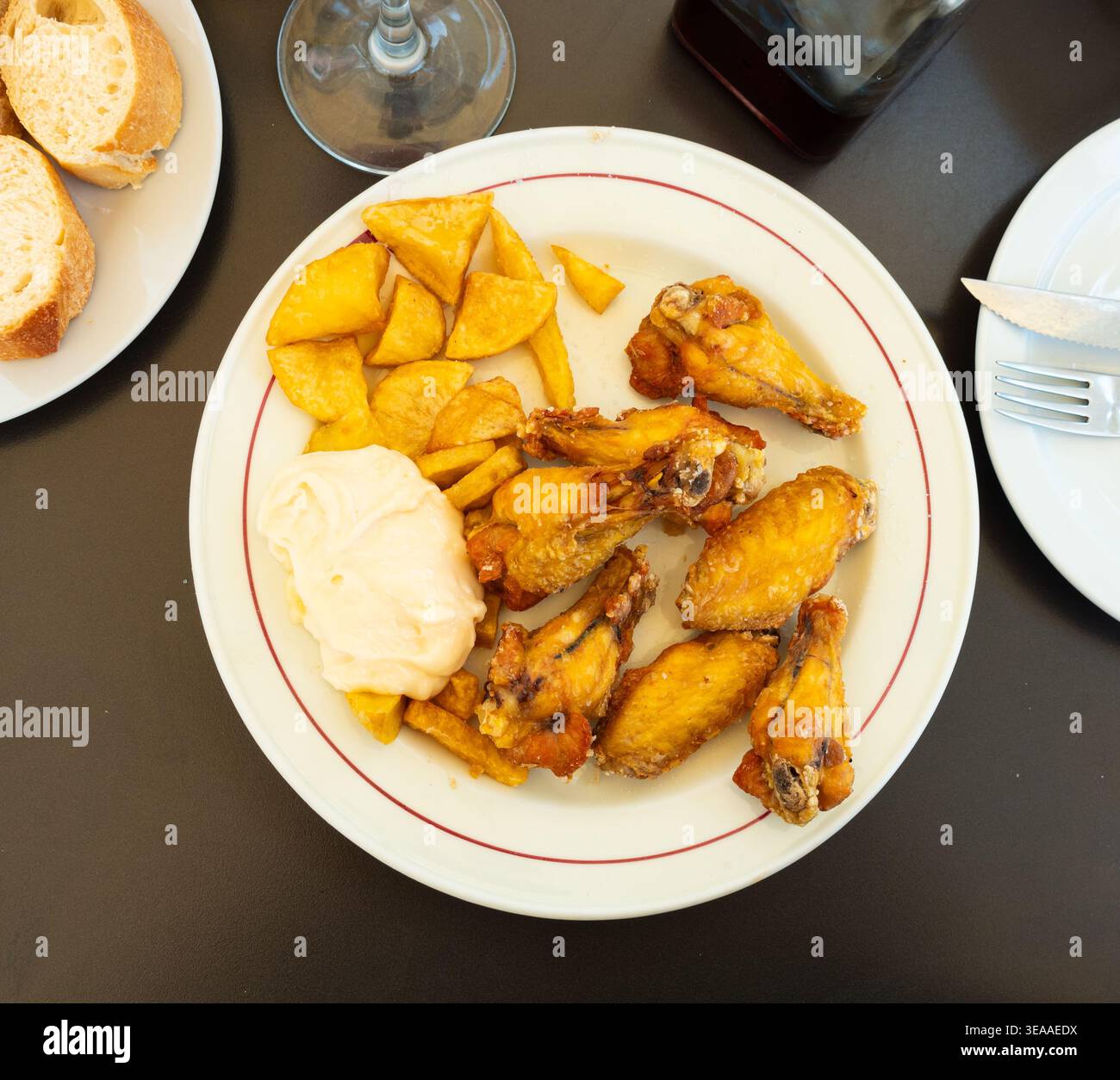 Gustosi ali di pollo con sugo di carne e patate Foto Stock