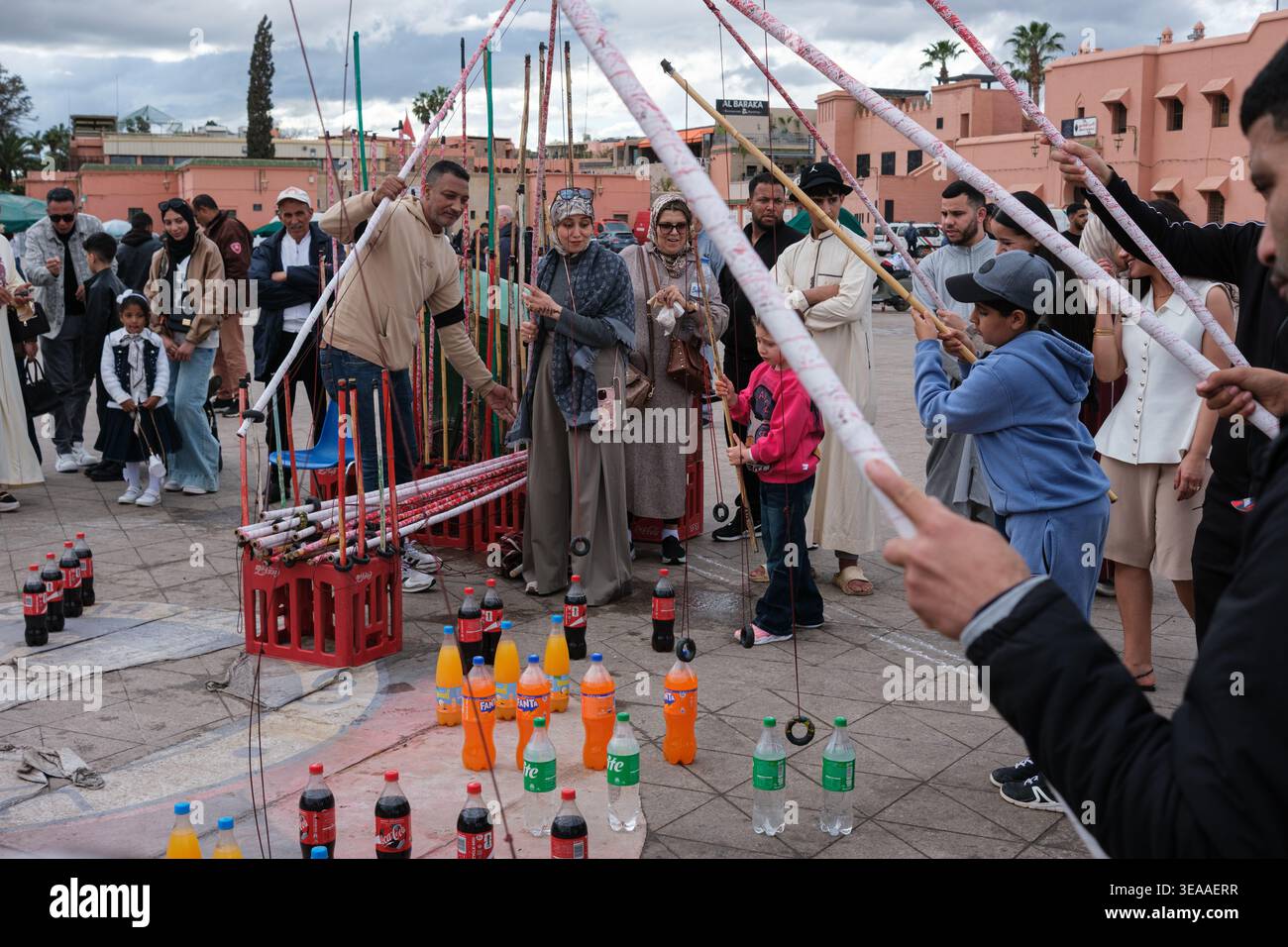 Persone che partecipano a una partita a Marrakech, Marocco, Jemaa el-Fnaa Foto Stock