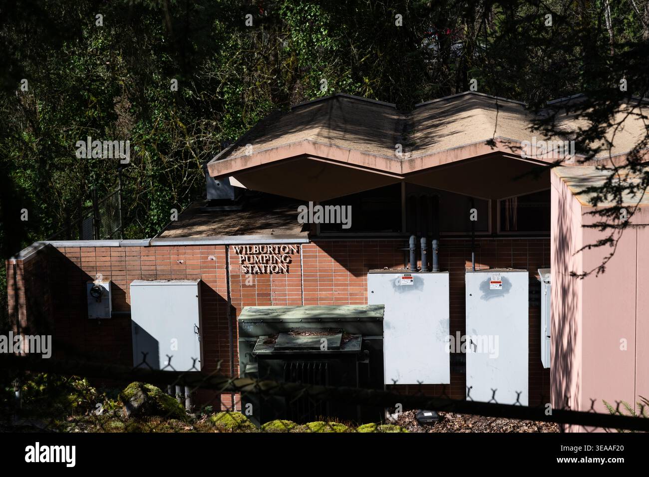 BELLEVUE, WA – 21 MARZO 2026: Esterno della stazione di pompaggio di Lilberton, sistema di distribuzione dell'acqua cittadina Foto Stock