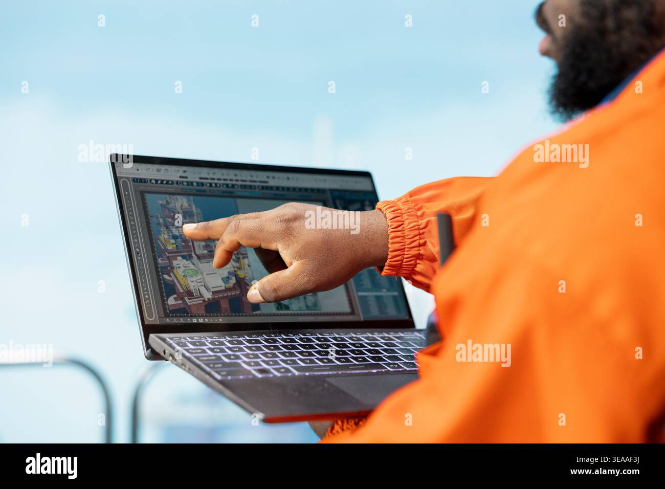 Primo piano dell'interfaccia software delle operazioni di monitoraggio sul laptop utilizzato dal lavoratore di piattaforme petrolifere offshore sul ponte della piattaforma petrolifera. Esperto di carri di perforazione che esamina le operazioni energetiche utilizzando l'applicazione notebook Foto Stock