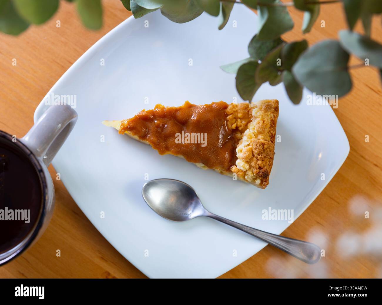 Piccola fetta di torta di mele fresca e morbida con crosta croccante Foto Stock