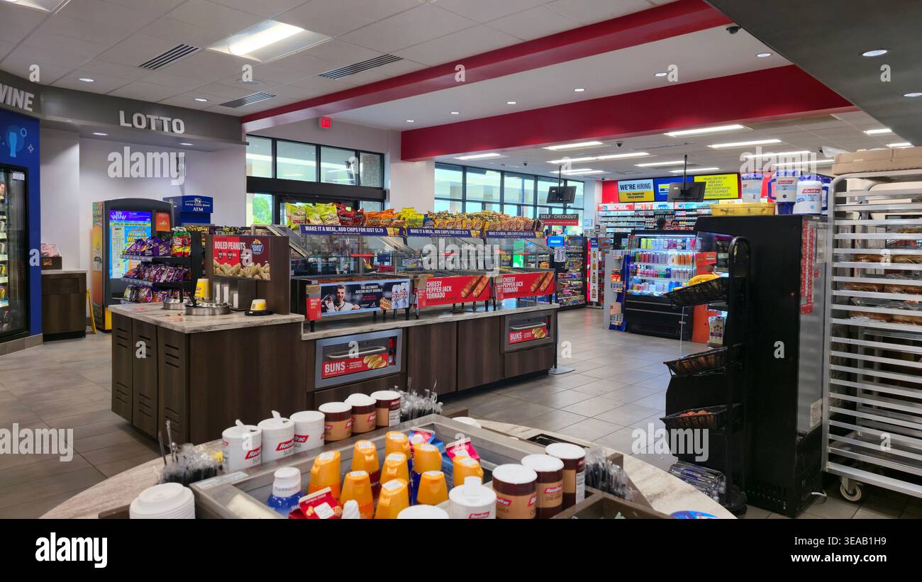 All'interno di un minimarket RaceTrac con distributore di cibo, spuntini e bevande in mostra negli Stati Uniti - Immagine stock catturata con smartphone