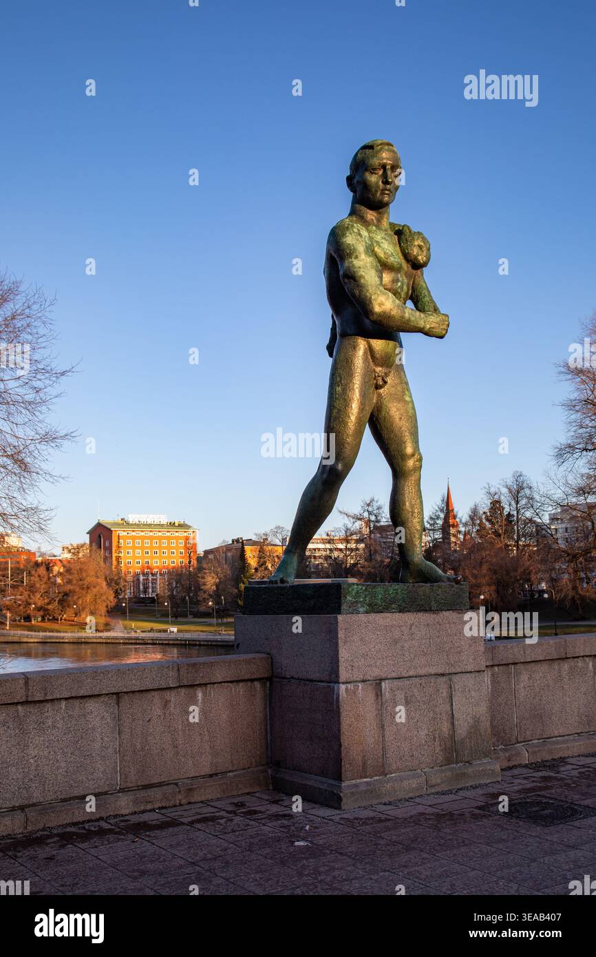 Eränkävijä (“il Cacciatore”), una scultura in bronzo di Wäinö Aaltonen (1928), al sole di dicembre sul ponte Hämeensilta a Tampere, Finlandia Foto Stock