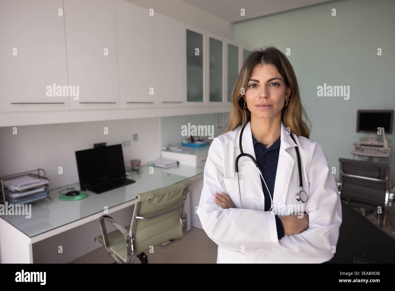 Ritratto della dottoressa ispanica in camice bianco Foto Stock