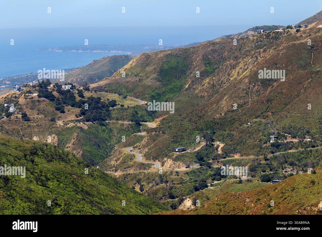 Case in collina con vista sull'Oceano Pacifico, Malibu, California, Stati Uniti Foto Stock