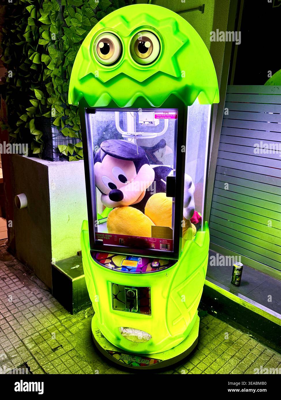 Topolino intrappolato in un distributore automatico - Immagine stock catturata con smartphone