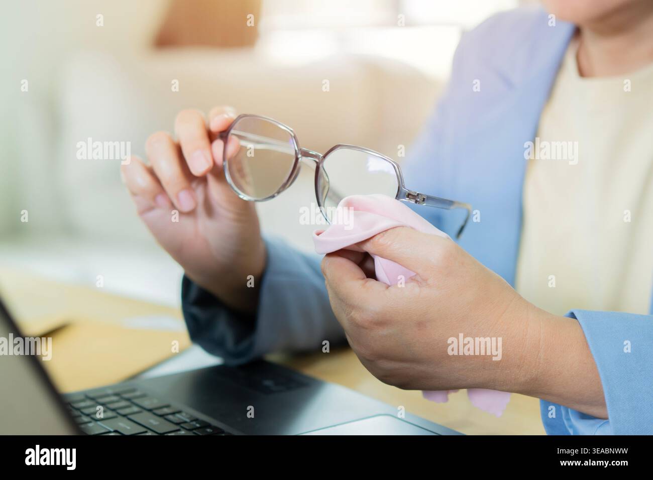 Polvere, panno e occhiali in mano per pulire lenti e visione con vetro trasparente optometry. Panno, montatura e manutenzione semplice degli occhiali con seta fabr Foto Stock