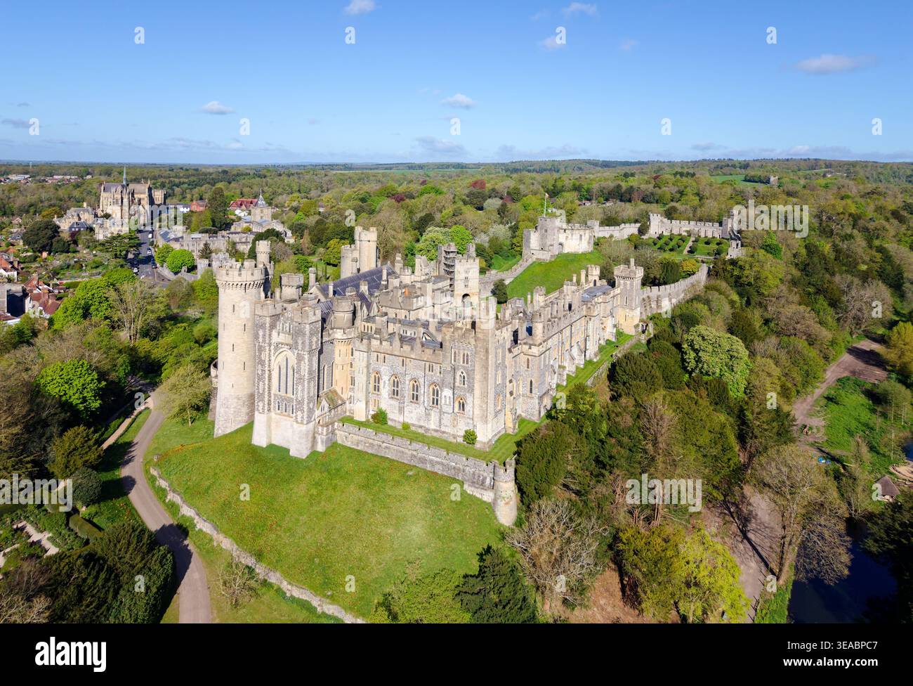 Drone aereo del castello di Arundel, nella storica città mercato britannica di Arundel, West Sussex, Inghilterra, Regno Unito. Castello inglese in una soleggiata mattina di primavera. Foto Stock