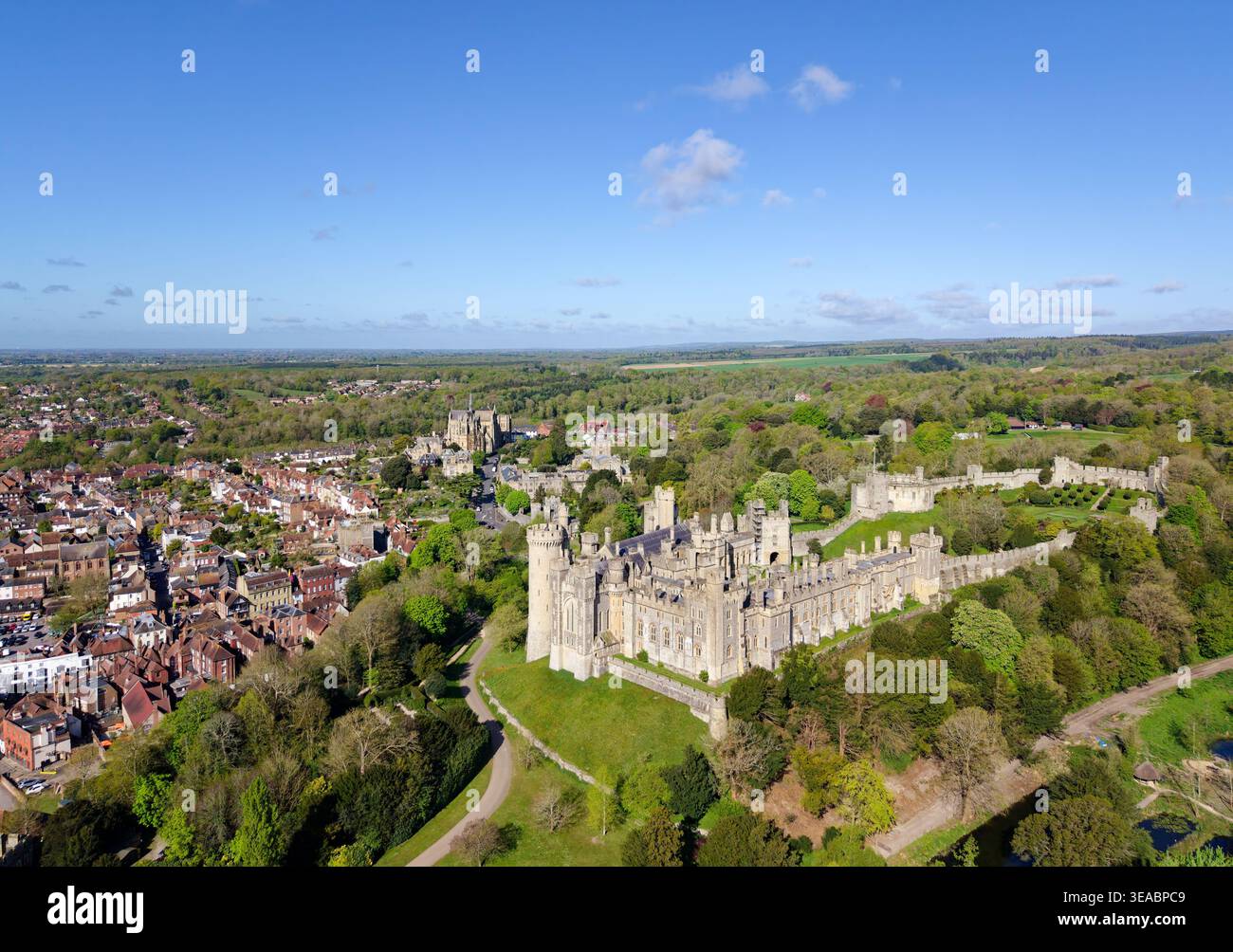 Aerea del castello di Arundel con parte della città mercato di Arundel, West Sussex, Inghilterra, Regno Unito. Castello medievale in una soleggiata mattina di primavera. Foto Stock