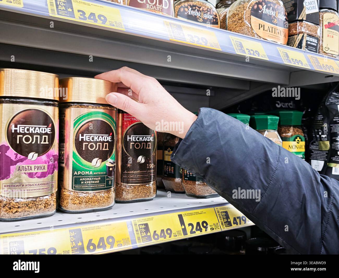 Kirov, Russia - 1 febbraio 2026: I clienti possono sfogliare gli scaffali di un moderno supermercato, raccogliendo caffè e altri oggetti durante il loro viaggio di shopping per dai Foto Stock