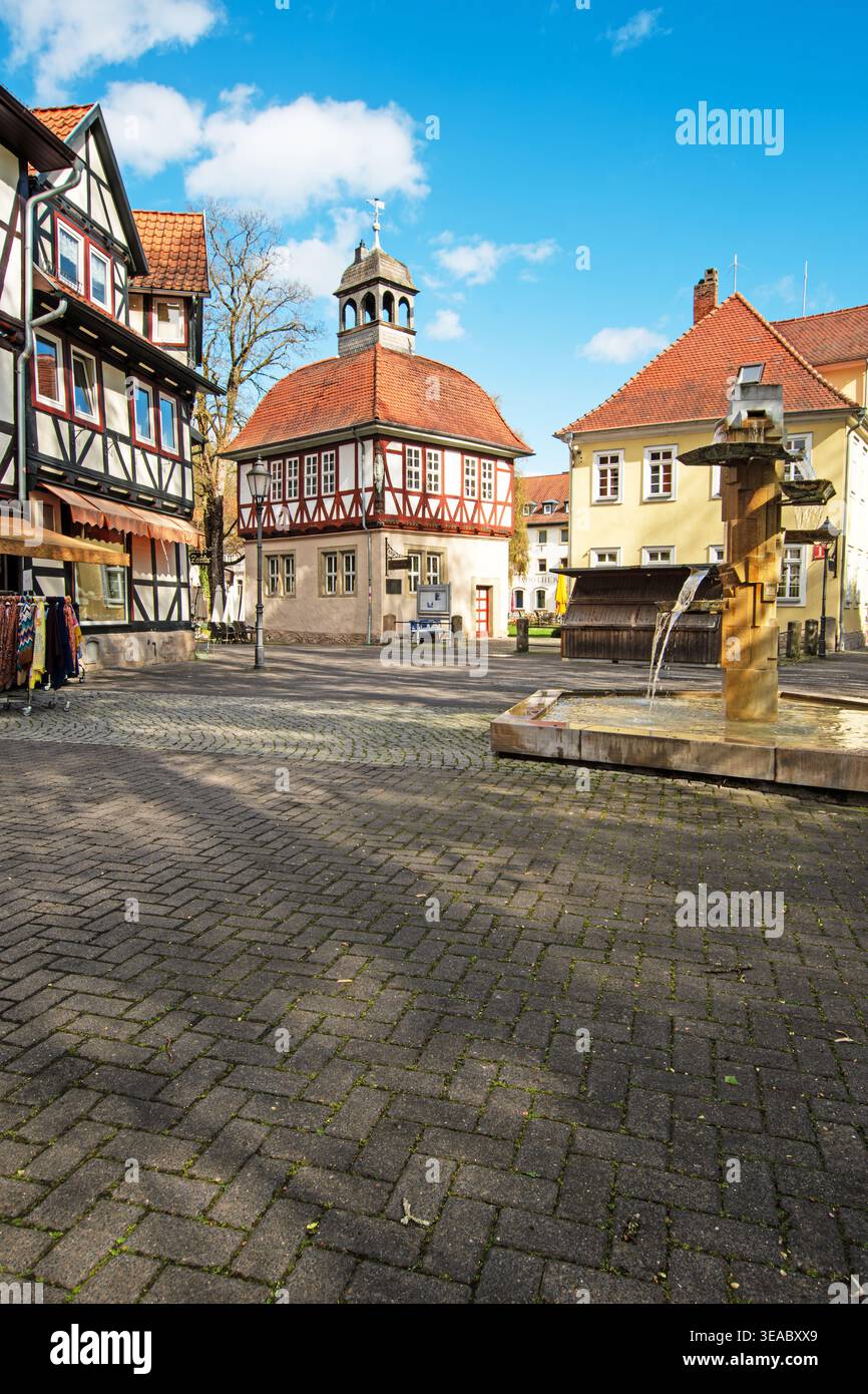 Edificio storico in legno e fontana moderna a Bad Sooden-Allendorf, Assia, Germania, che mostra un contrasto tra tradizione e urbano contemporaneo Foto Stock