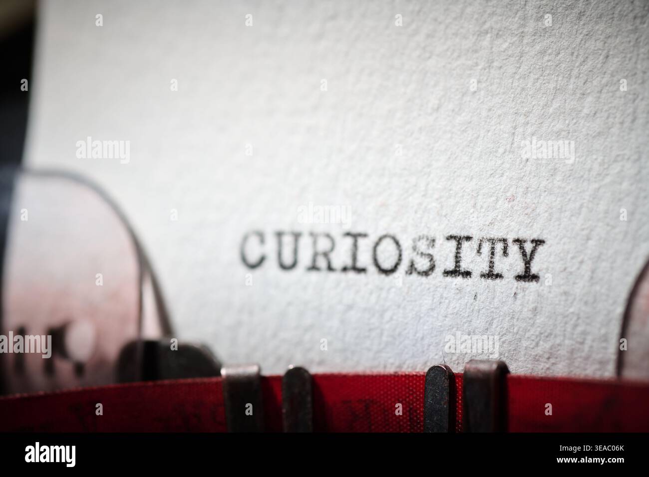 concetto di messaggio di curiosità scritto con una macchina da scrivere Foto Stock