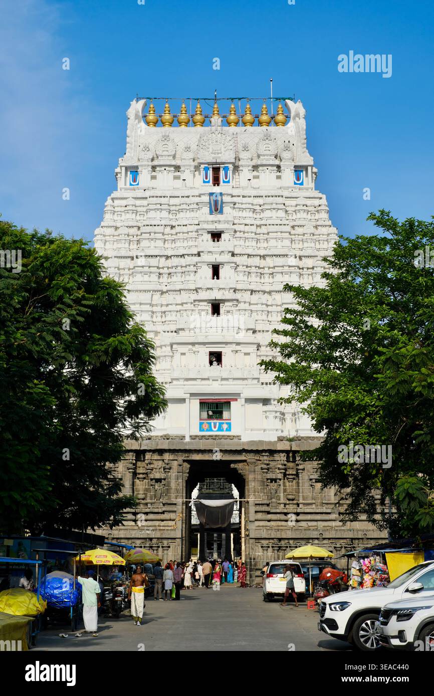 Il gopuram bianco e la torre d'ingresso del Tempio Perumal di Arulmigu Sri Varadharaja, un tempio simbolo a Kanchipuram, Tamil Nadu, India meridionale Foto Stock