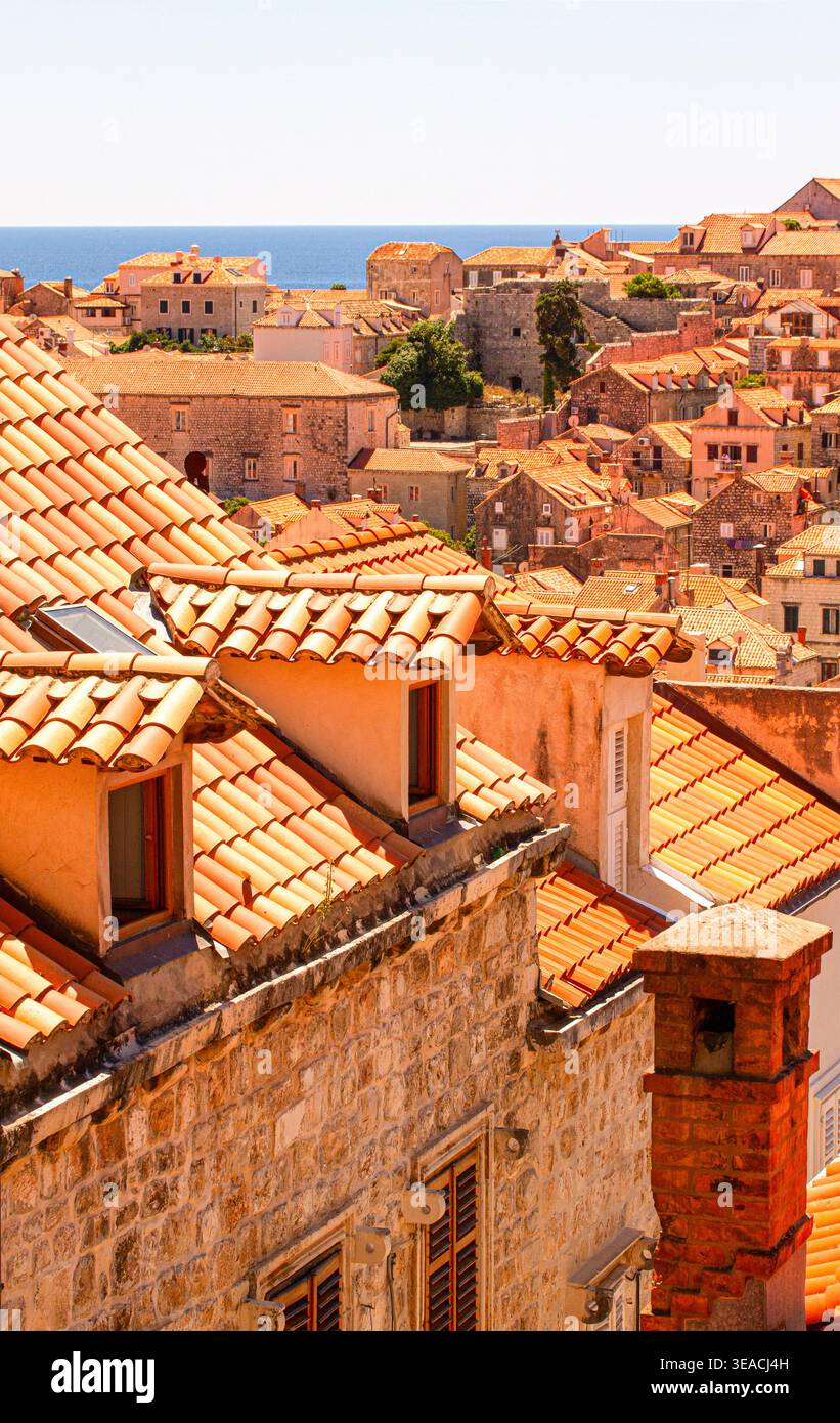 Dubrovnik, Croazia. Vista sui tetti di un'antica città del Mediterraneo meridionale. Tetti in mattoni rossi con mare blu sullo sfondo. Foto Stock
