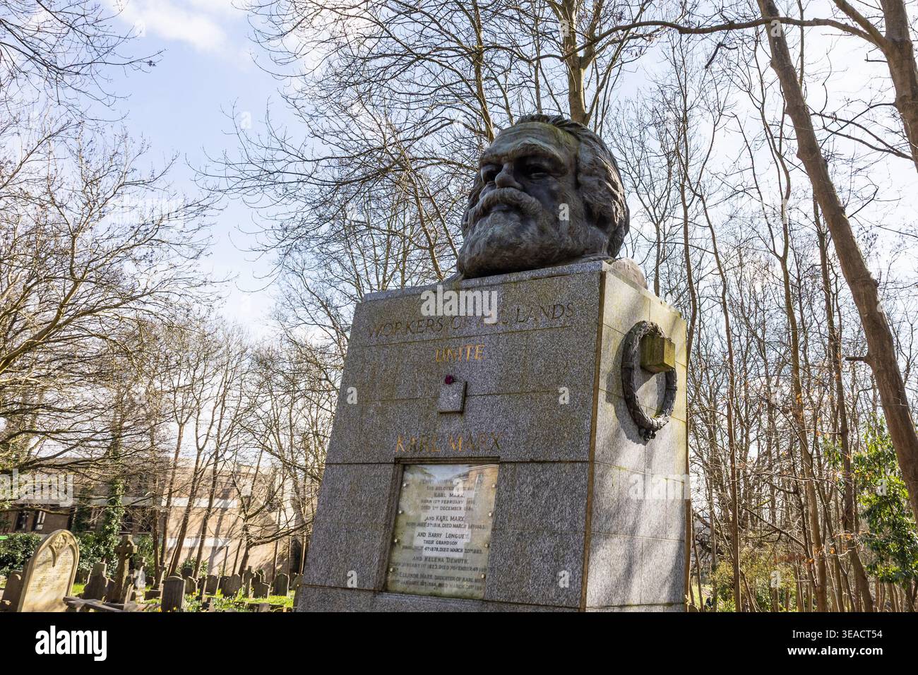 Monumento alla tomba di Karl Marx nel cimitero di Highgate. Londra, Regno Unito, 3 marzo 2024 Foto Stock
