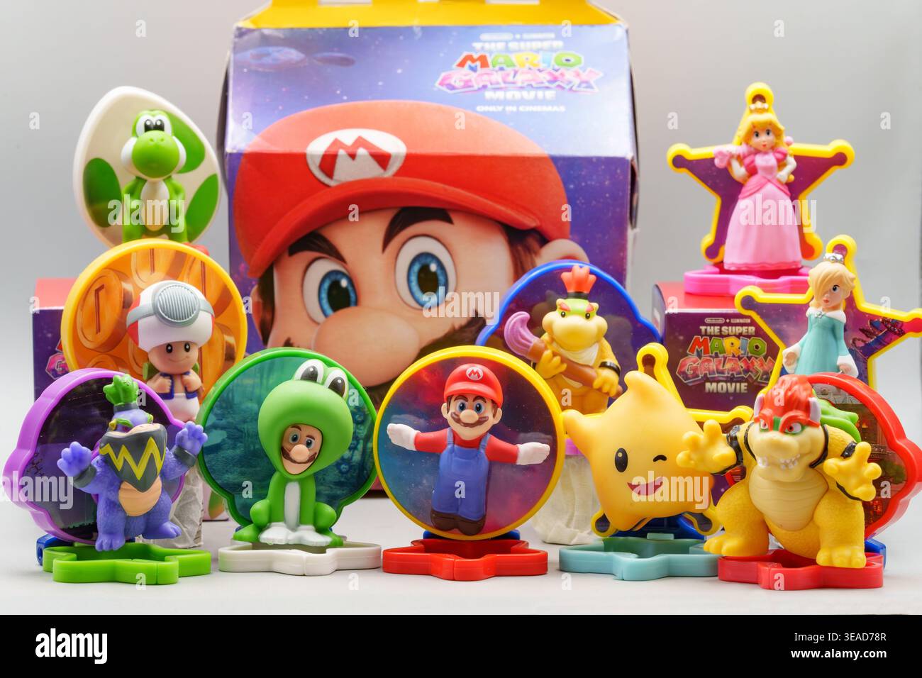 Set completo di giocattoli promozionali McDonald's Happy Meal dalla serie Super Mario Galaxy Movie pubblicata nelle Filippine. Foto Stock